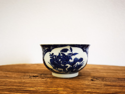 开窗荷叶青花杯