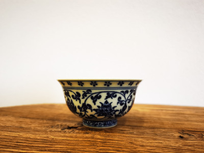 缠枝柴窑青花杯